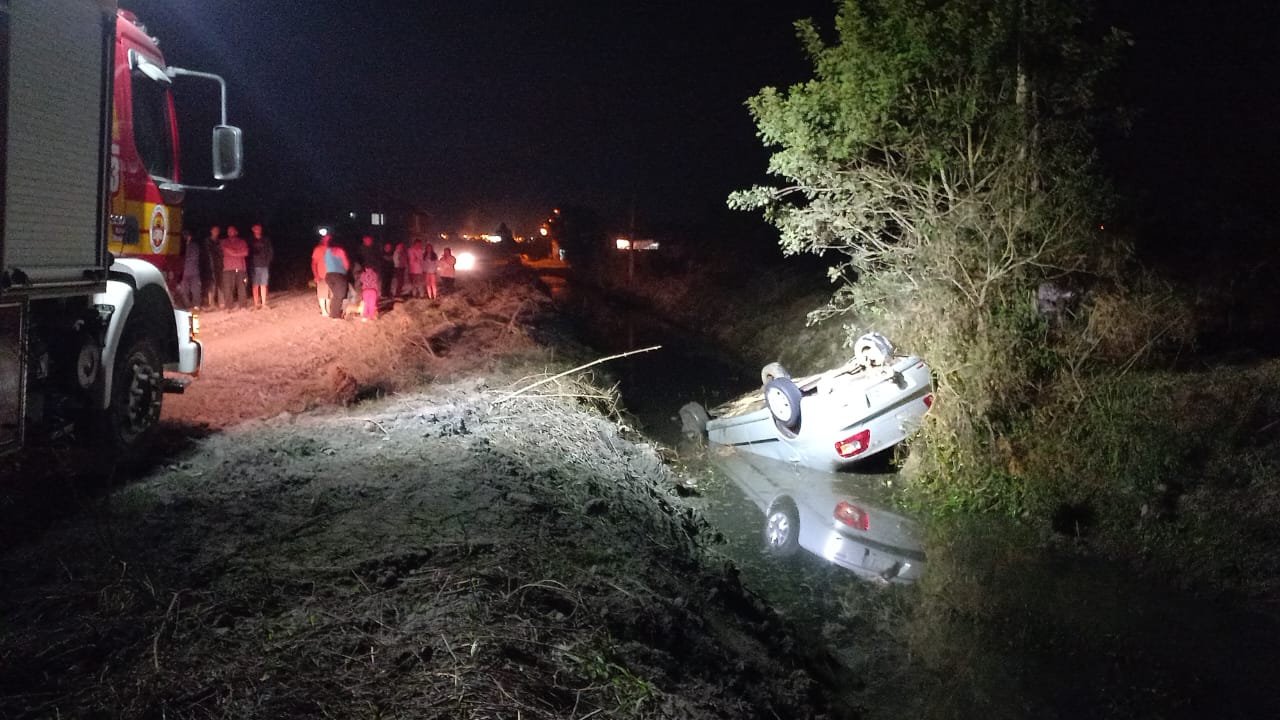 Veículo capota e para dentro de vala em Canoinhas. Motorista se evadiu do local