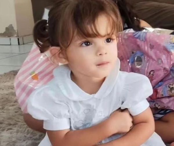 Criança de 3 anos morre atropelada após se esconder embaixo de veículo
