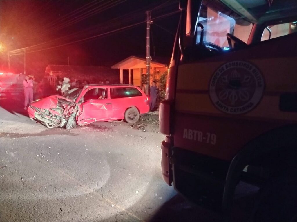 Acidente entre veículo e caminhão mobiliza Corpo de Bombeiro de Três Barras