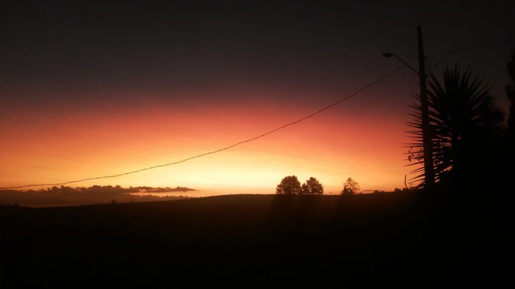 Cinzas de vulcão de Tonga deixam céu avermelhado no Paraná