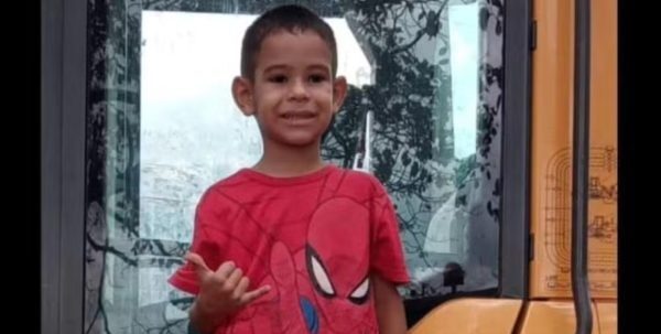 Criança de 7 anos morre com tiro na cabeça vítima de bala perdida