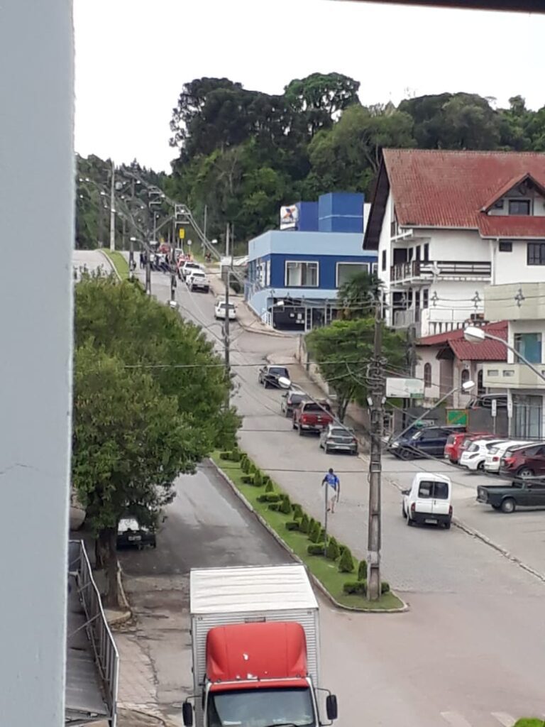 PMs enfrentam quadrilha em roubo a banco em Piên.