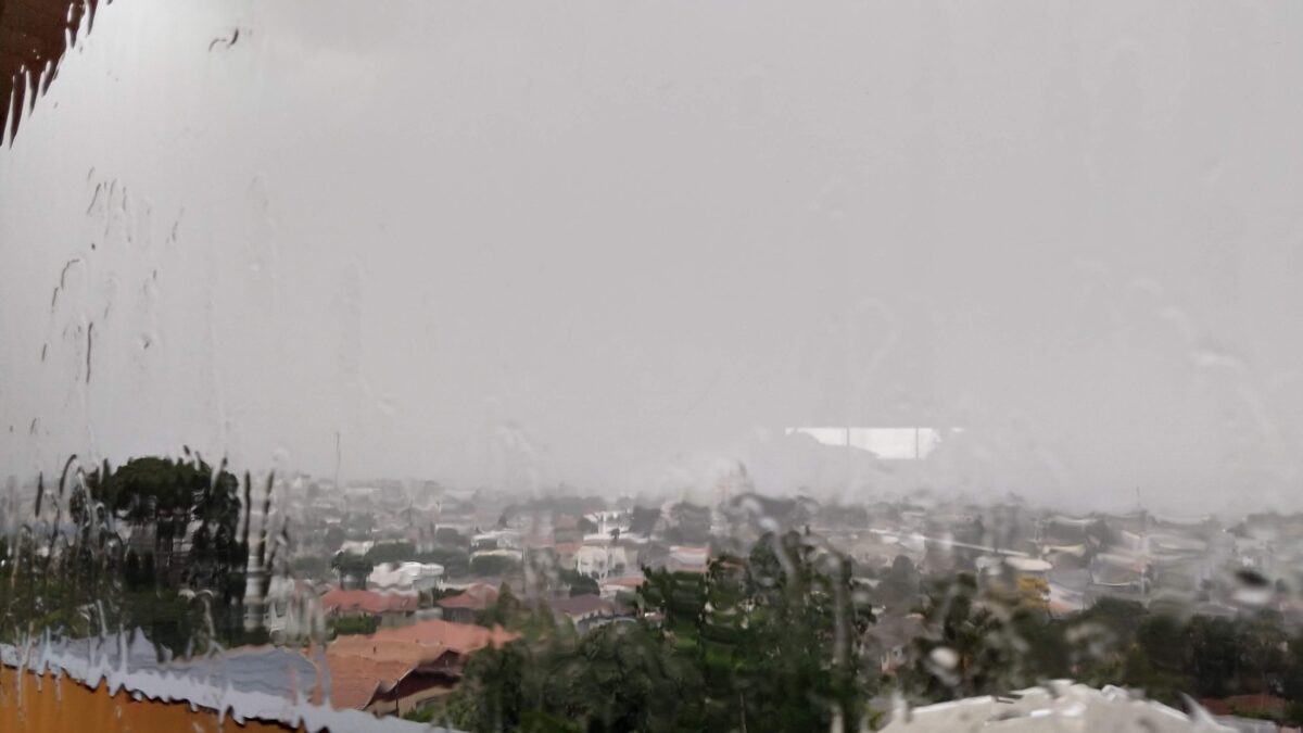 Inmet emite alerta laranja para chuvas, ventos e queda de granizo no Paraná