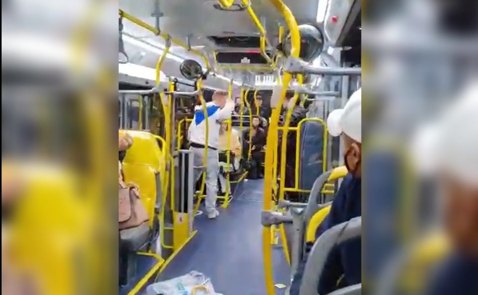 Amigos ‘saem no soco’ e disputam amor de mulher dentro de ônibus, no Paraná