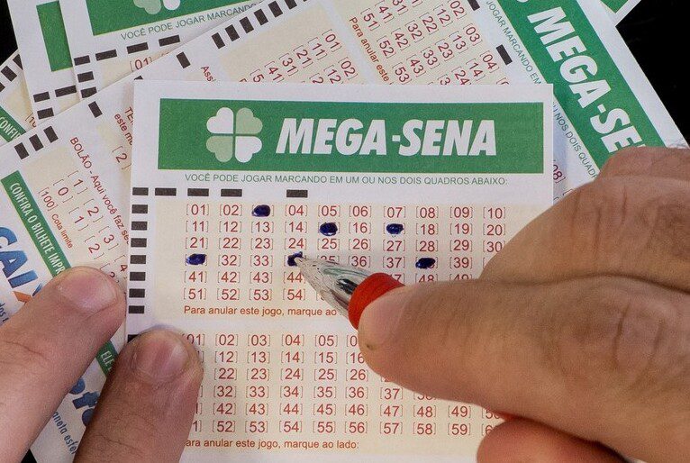 Primeiro sorteio da Mega-Sena de 2024 acumula, mas  três apostas paranaenses acertam a quina
