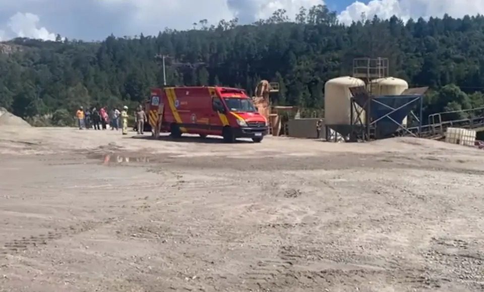 Retroescavadeira cai sobre quatro trabalhadores no Paraná e mobiliza bombeiros