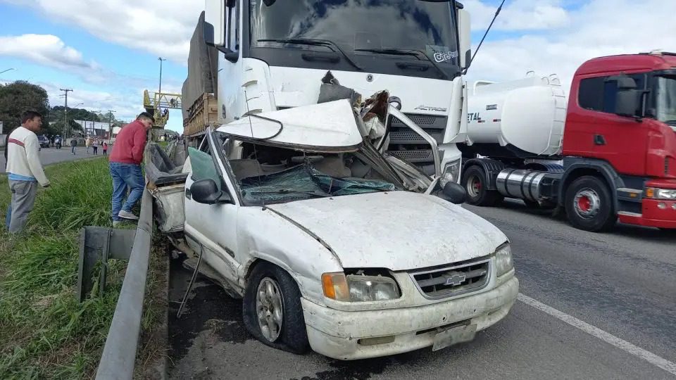 Motorista desce para trocar pneu de caminhonete na BR-277 e morre atropelado por caminhão