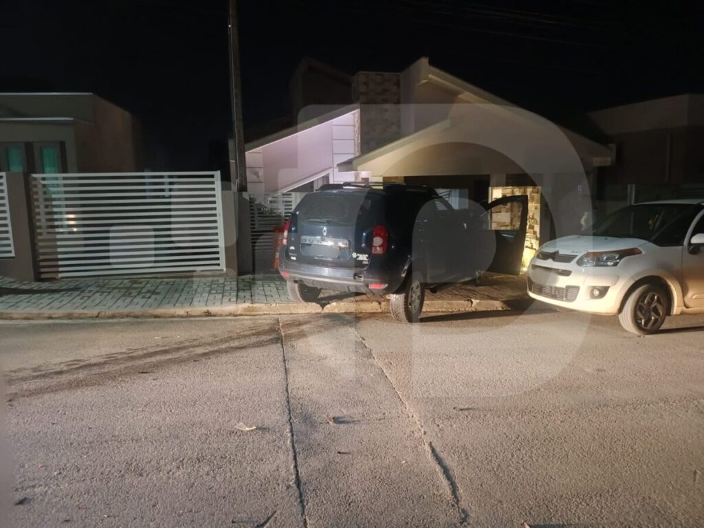 Motorista bate em carro estacionado e se choca contra muro de uma casa em São João do Triunfo