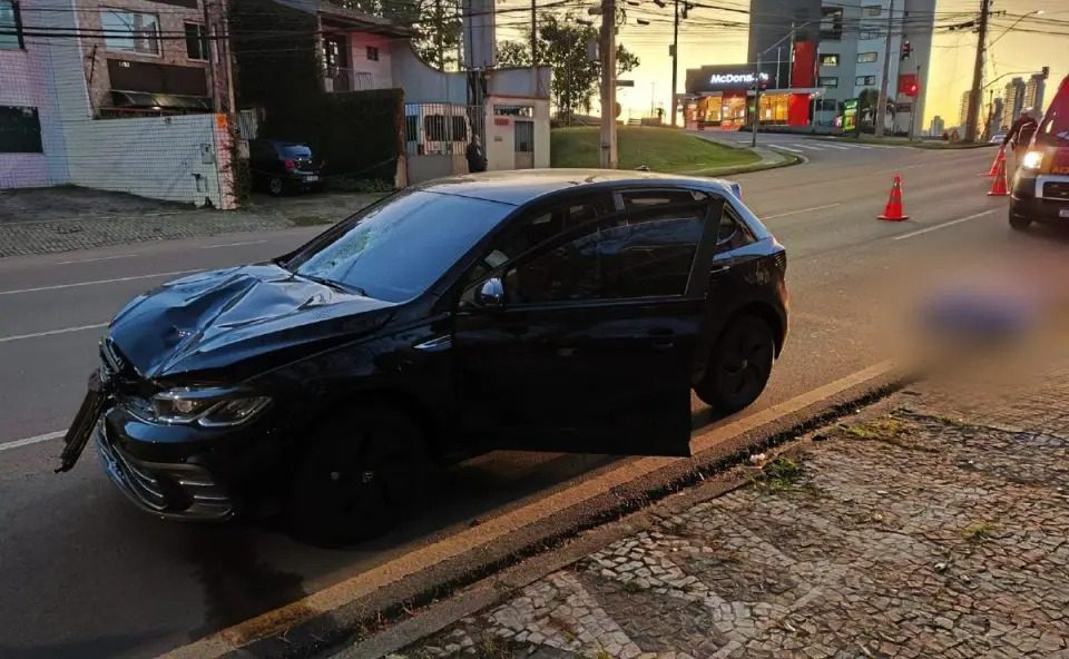 A caminho do trabalho, mulher morre após ser atropelada e arremessada sobre carro, no Paraná