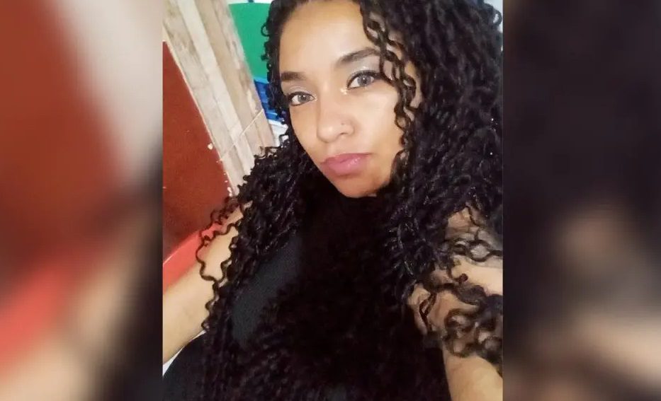 Polícia divulga foto e procura por homem acusado de matar mulher encontrada em matagal