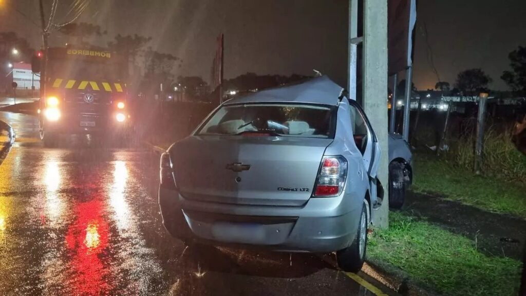 Casal perde controle e bate veículo após sair de festa em Curitiba