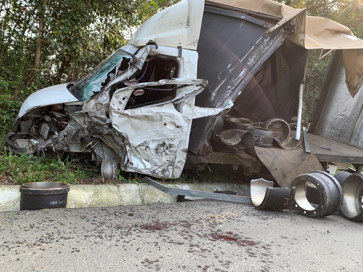 Grave acidente na BR-476 em Antônio Olinto deixa dois motoristas feridos