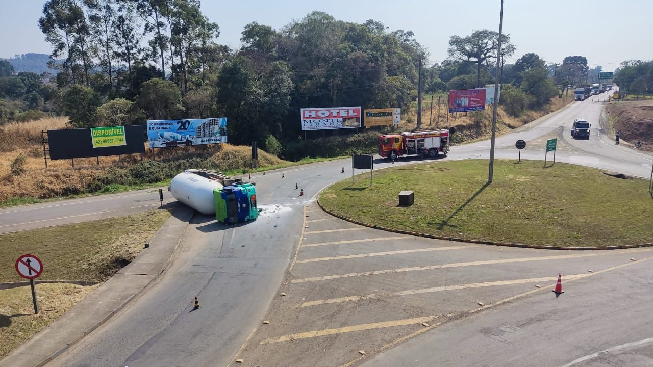 VÍDEO: BR-153 é interditada após tombamento de caminhão transportando produto perigoso