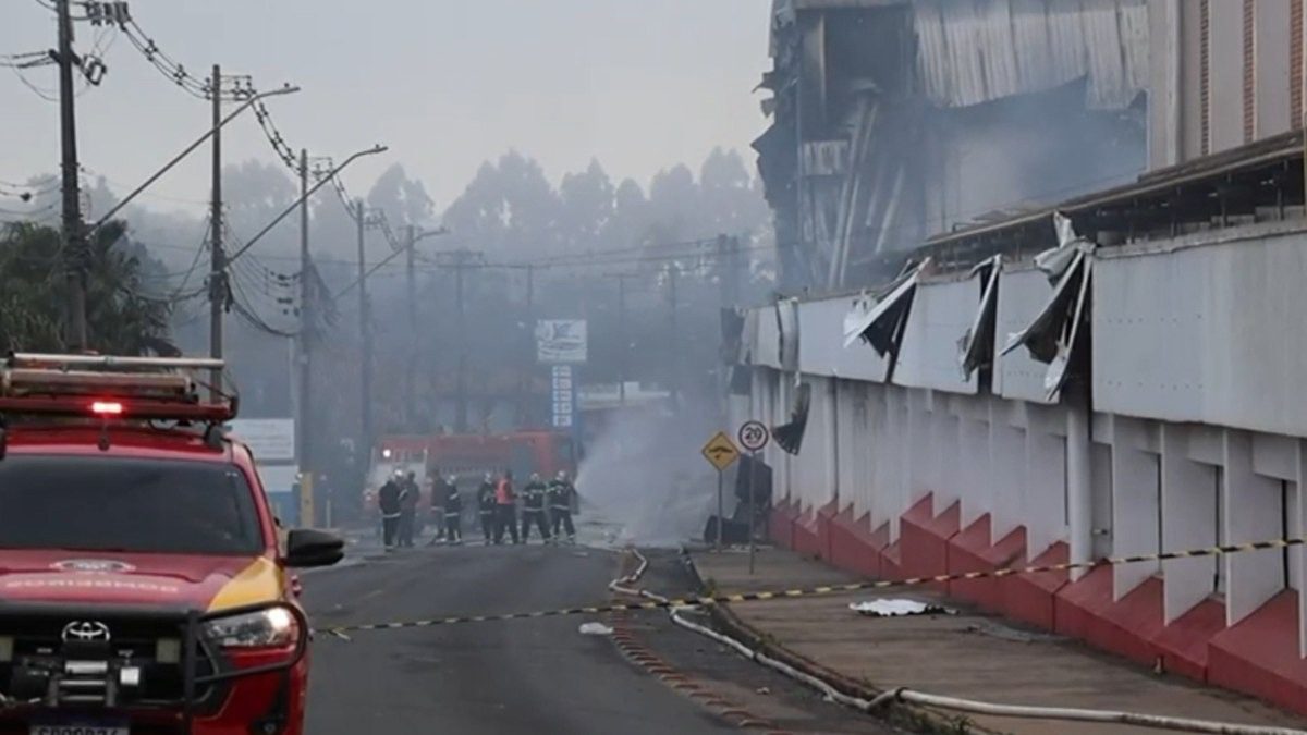 VÍDEO: incêndio em frigorífico assusta moradores, interdita vias e suspende aulas no PR