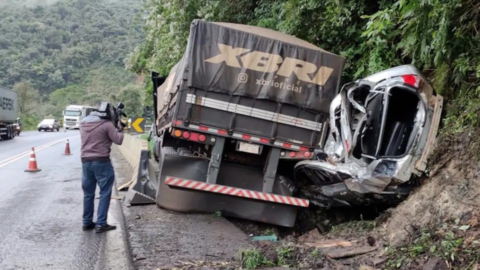 Carro fica prensado entre caminhão e barranco na Serra da Esperança, na BR 277