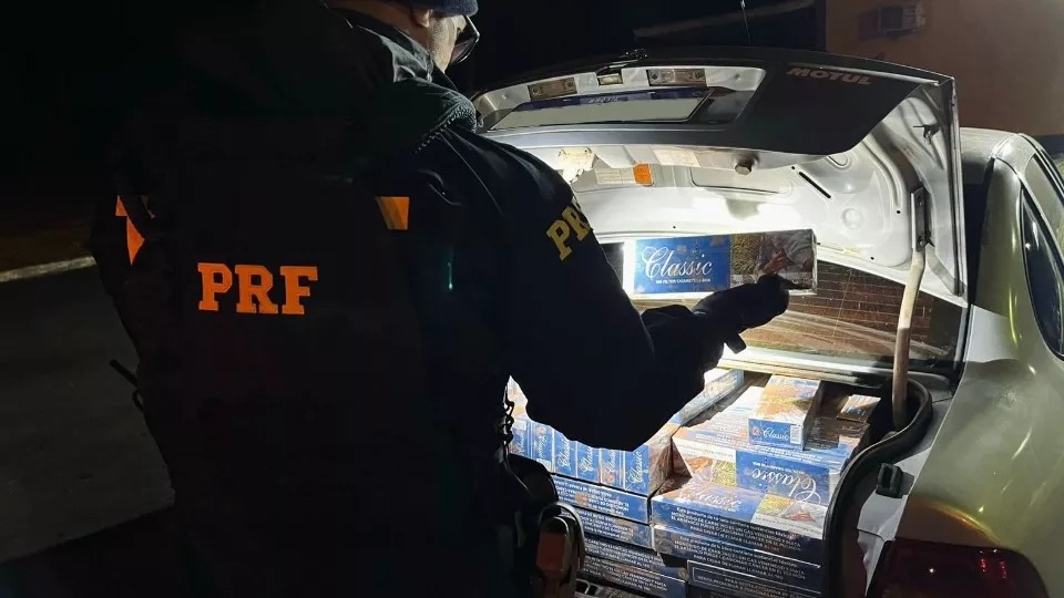 Motorista abandona veículo com cinco mil maços de cigarros contrabandeados e foge para mata na BR 277