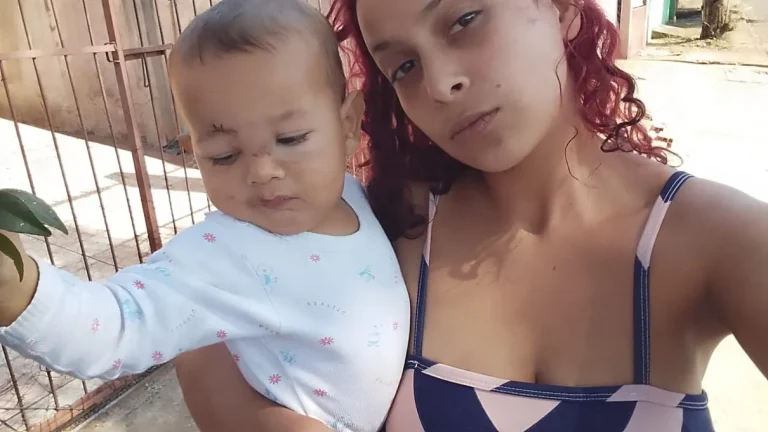 “É um milagre a gente estar vivo”, diz mãe atropelada com bebê por carro desgovernado no Paraná