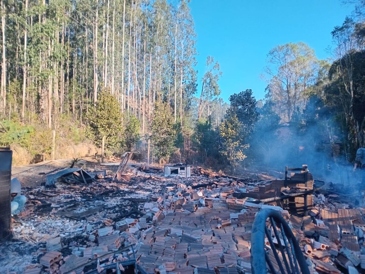 VÍDEO: família de Paulo Frontin perde tudo em incêndio. Saiba como ajudar