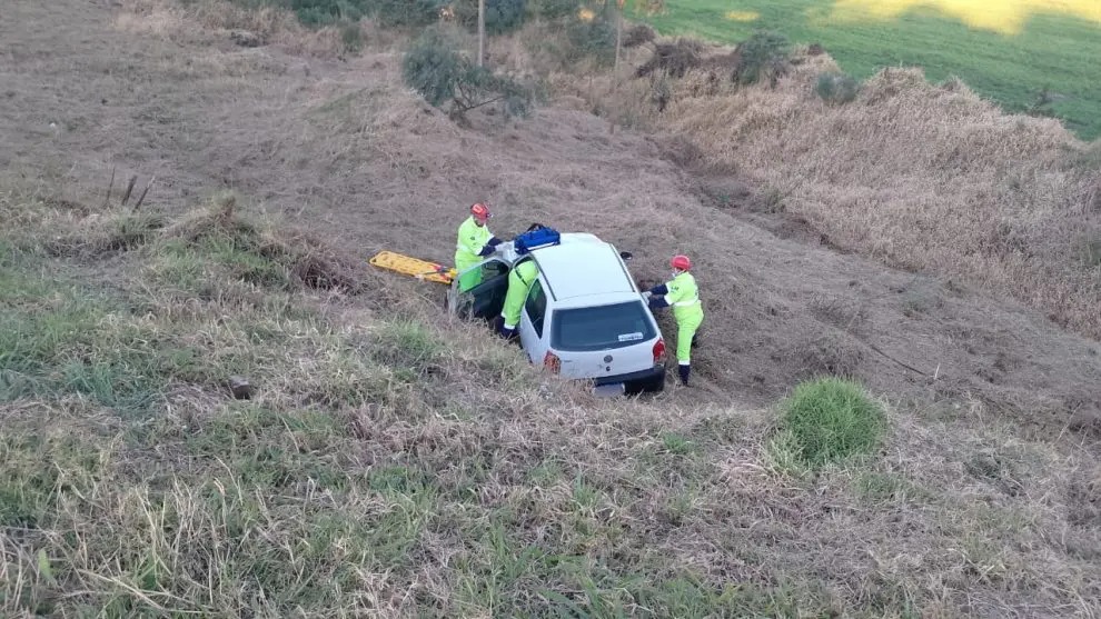 Carro despenca em ribanceira após motorista perder o controle da direção na PR-151