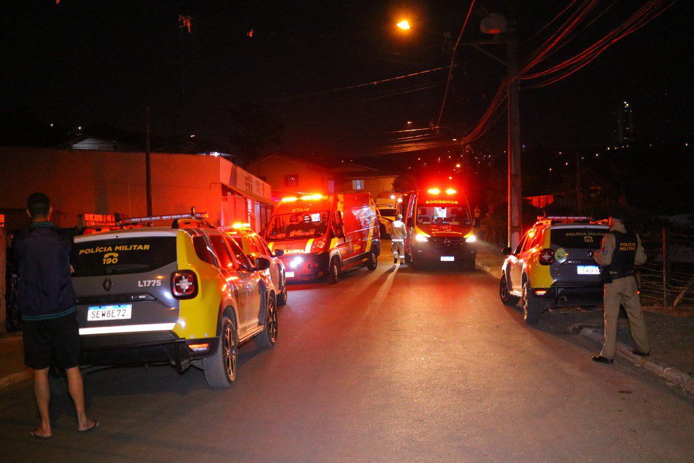 Criança de 4 anos fica em estado grave após dupla entrar atirando em casa no Paraná