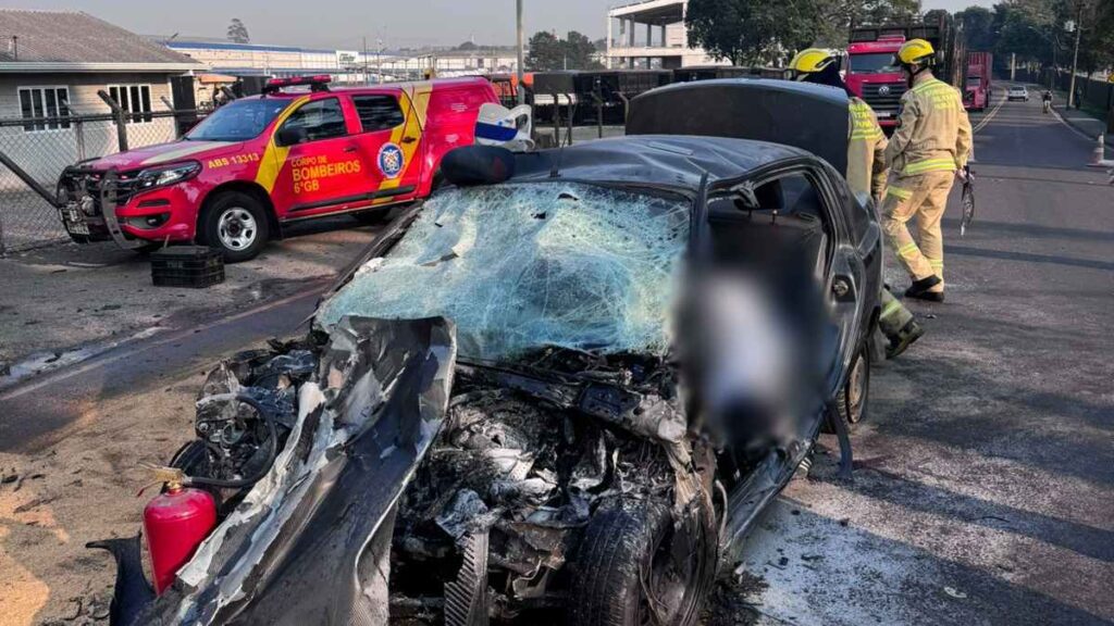 Vídeo mostra acidente entre carro e caminhão que matou 3 pessoas em Curitiba