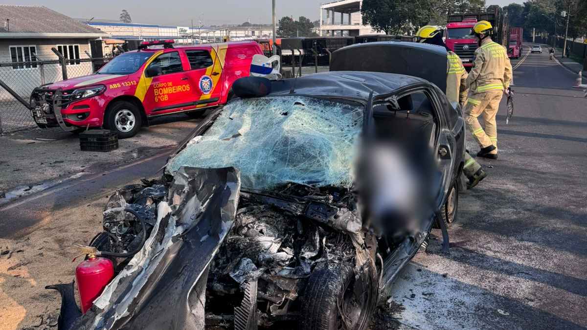 Vídeo mostra acidente entre carro e caminhão que matou 3 pessoas em Curitiba