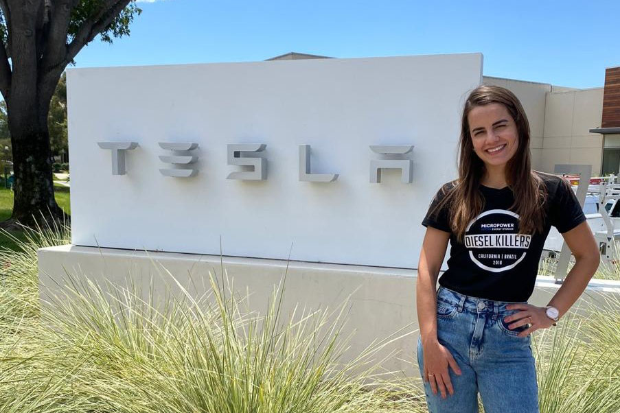 Ex-aluna da Unioeste é primeira mulher certificada pela Tesla no Brasil