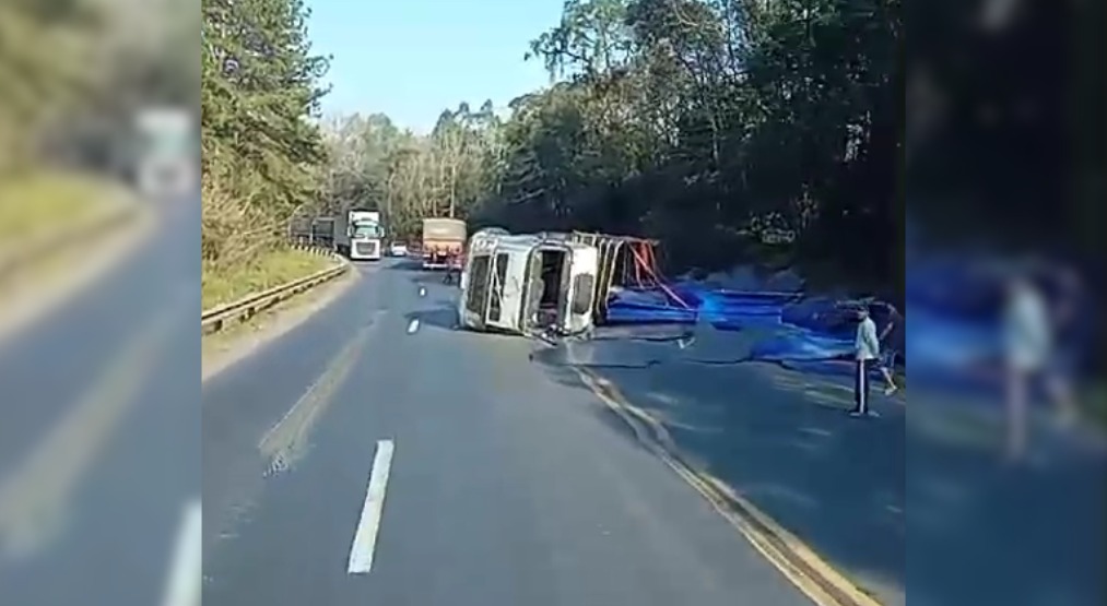 Tombamento: acidente com carreta na BR-476 interdita pista em saída de curva