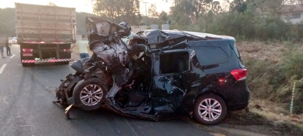 Motorista morre em colisão frontal entre carro e caminhão na PR-364, em Inácio Martins