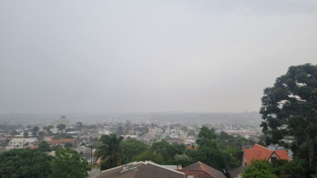 ‘Neblina que baixa, sol que racha’: tempo fica estável nos próximos dias, faz frio ao amanhecer, mas sol aparece