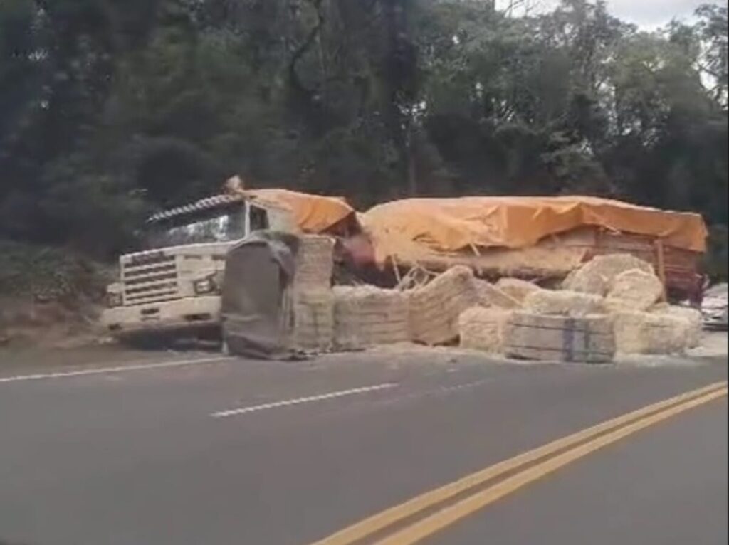 Dois caminhões e um carro se envolvem em grave acidente na BR-277 entre Prudentópolis e Guarapuava