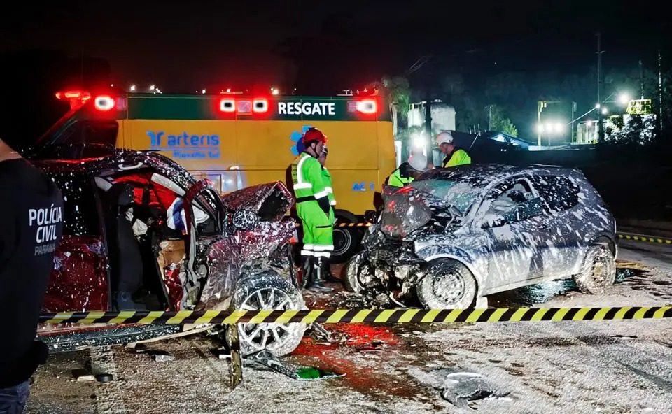 Motorista morre na hora após invadir contramão e provocar acidente na BR-116; mulher teve as duas pernas quebradas