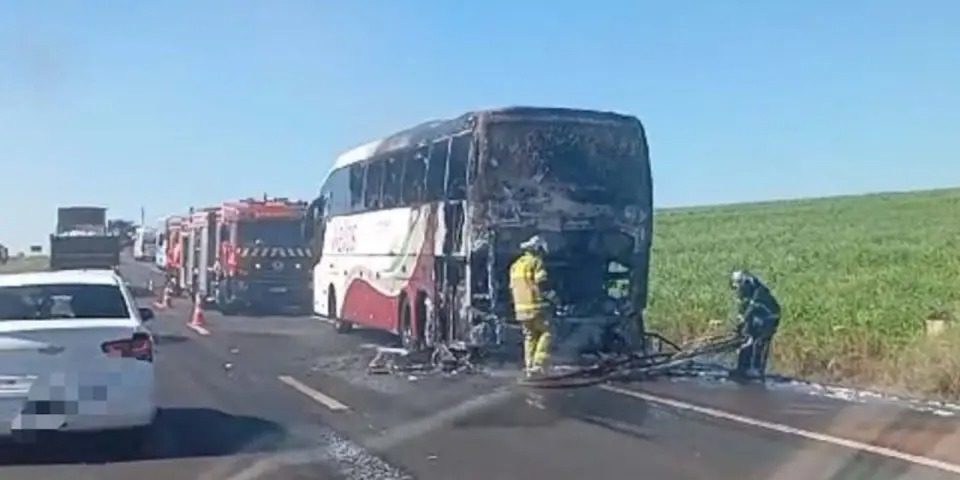 Ônibus rodoviário é destruído em incêndio enquanto trafegava pela BR-277, no oeste do Paraná