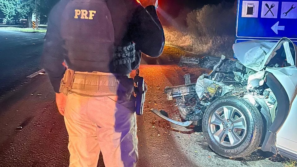 Forte batida na BR-277 em Prudentópolis deixa carros destruídos