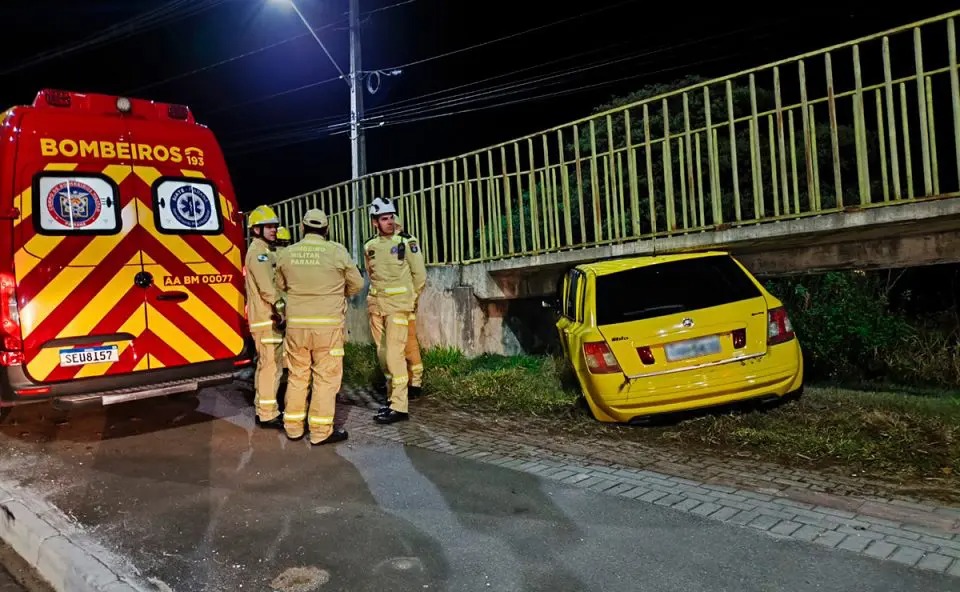 Carro fica prensado em passarela após motorista perder controle da direção em Pinhais: ‘Sem graves lesões’