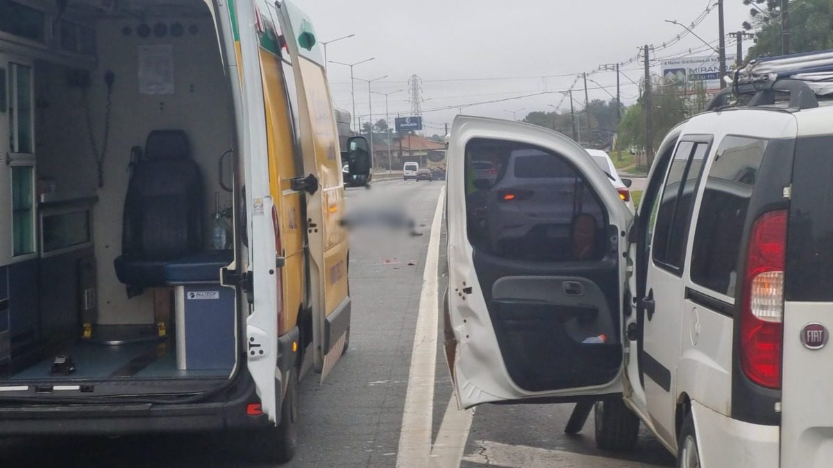 Motociclista morre atropelado por carreta na BR-376 após bater em porta de carro