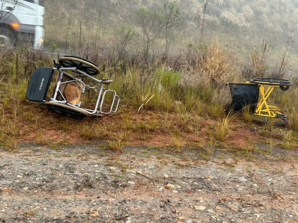 Cadeiras de rodas são jogadas na beira da PR-151 em São Mateus do Sul