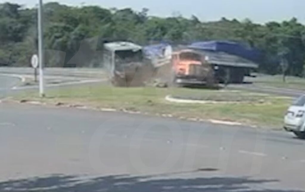 Vídeo: micro-ônibus e carreta batem e 22 pessoas ficam feridas na BR-277