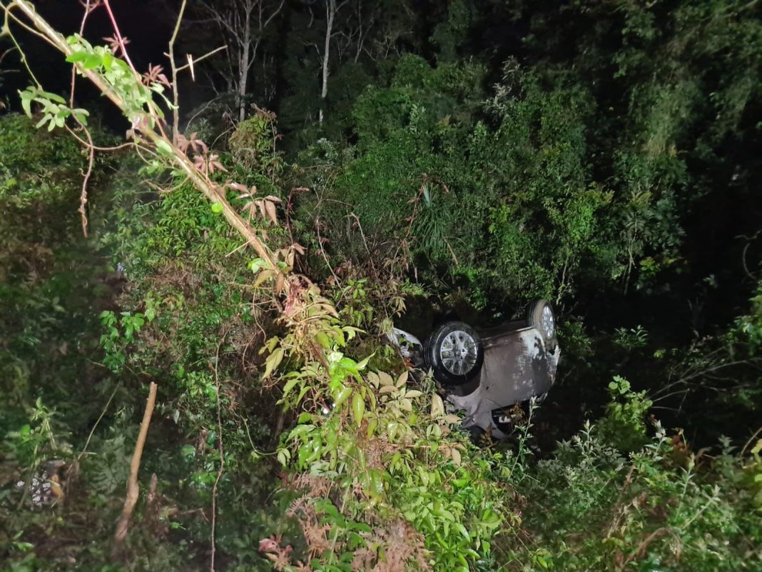 Saída de pista e capotamento deixa três pessoas feridas em Canoinhas