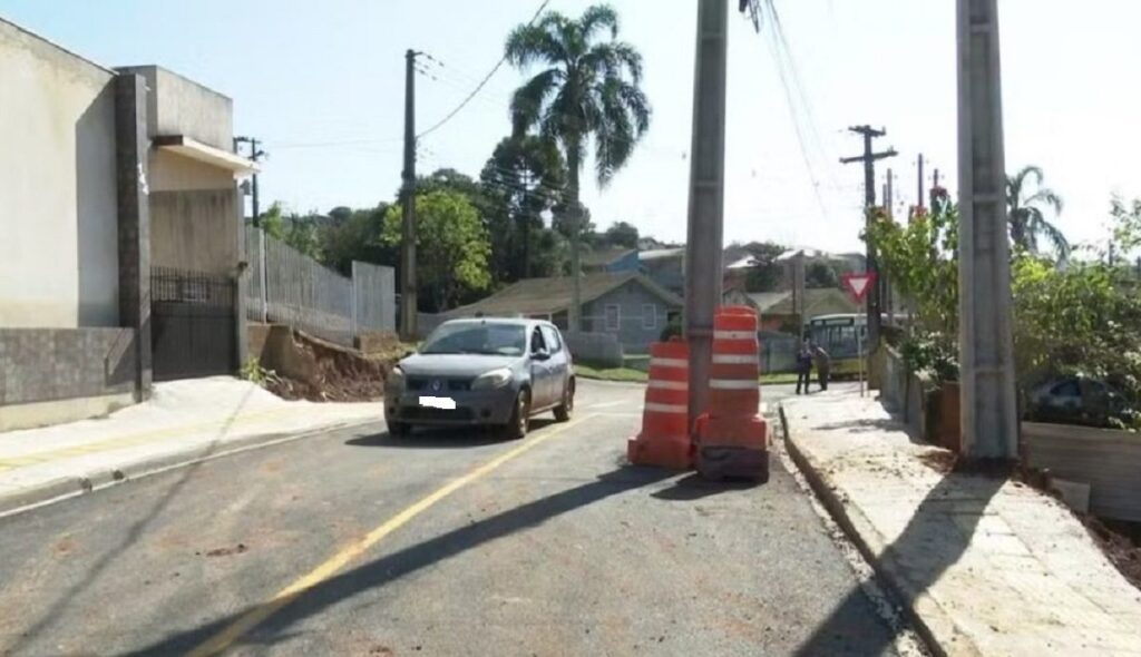 Prefeitura de Ponta Grossa e Copel debatem poste deixado no meio da rua