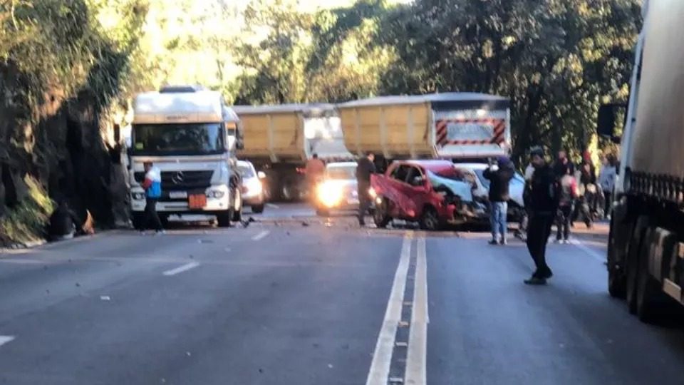 Motorista fica presa às ferragens em acidente com dois carros e dois caminhões na BR 277