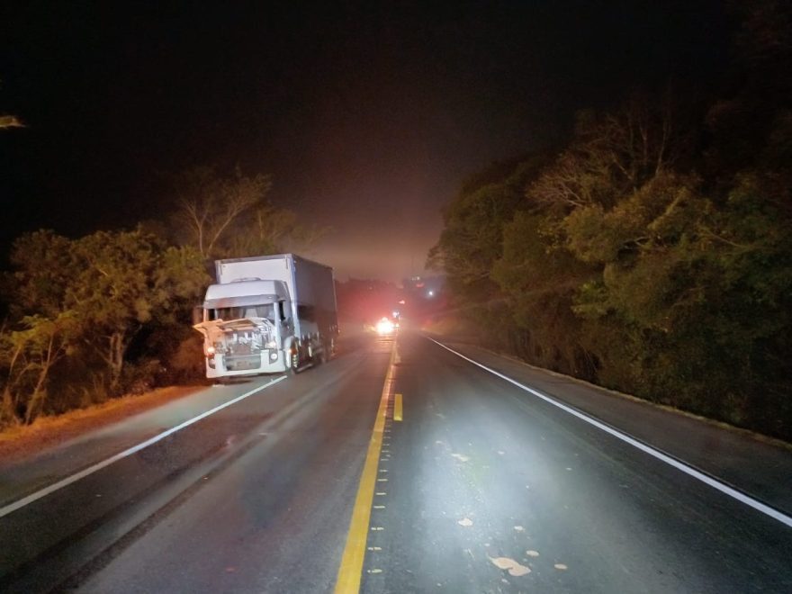 Caminhão colide contra cavalo e derrama 1,8 mil litros de detergente na BR-373