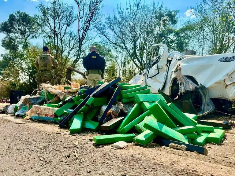 VÍDEO: PRF apreende caminhonete roubada com grande quantidade de maconha após perseguição no Paraná