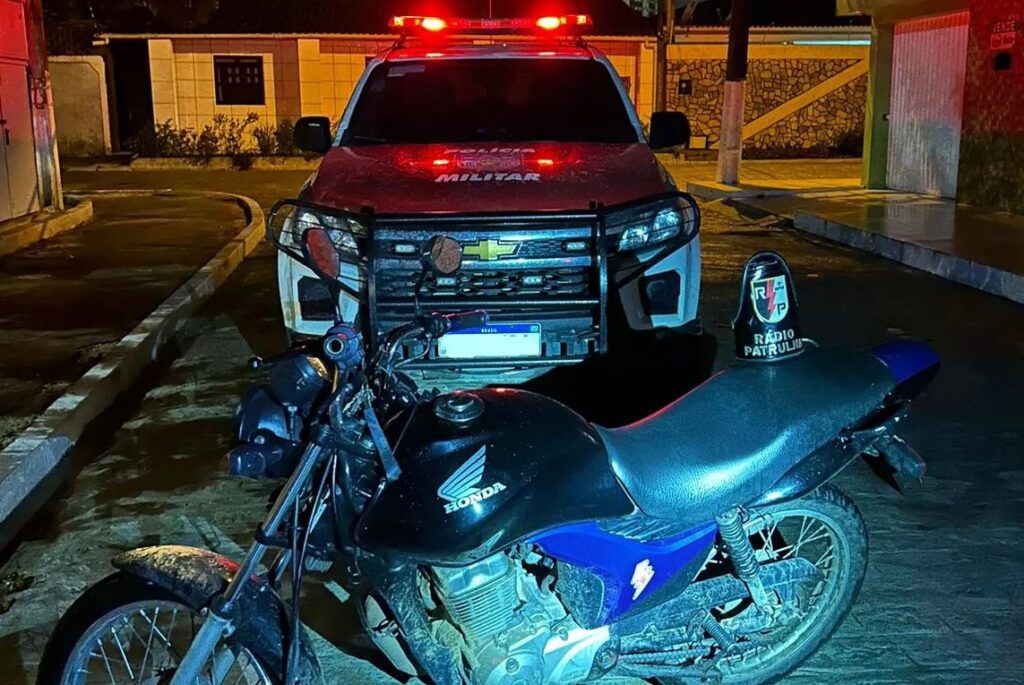 Polícia Militar aborda motociclista por manobra perigosa em São João do Triunfo