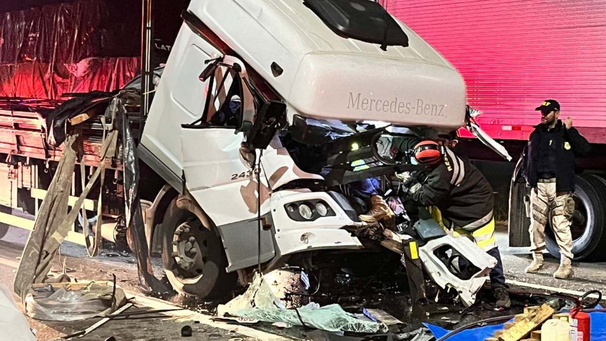 Motorista de caminhão morre após bater em traseira de carreta na BR-116