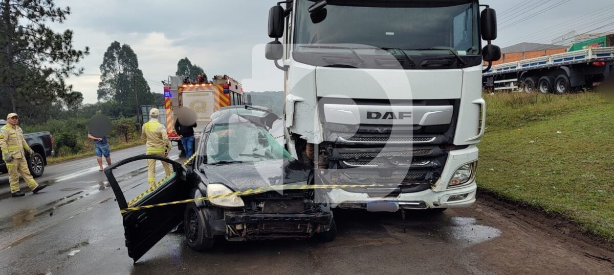 Colisão fatal entre carro e caminhão deixa uma pessoa morta e três feridos em São Mateus do Sul