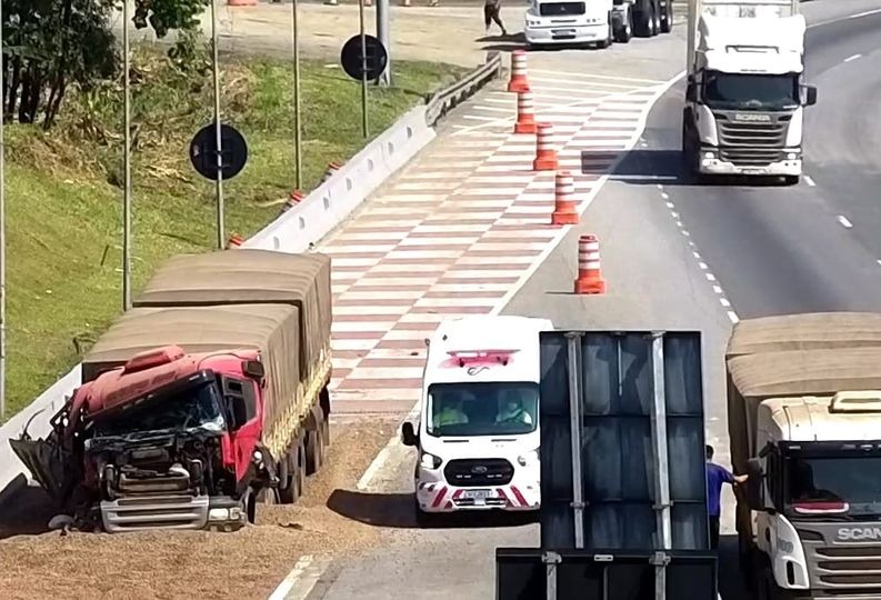 Caminhão carregado com soja acessa área de escape na BR-277 no Paraná