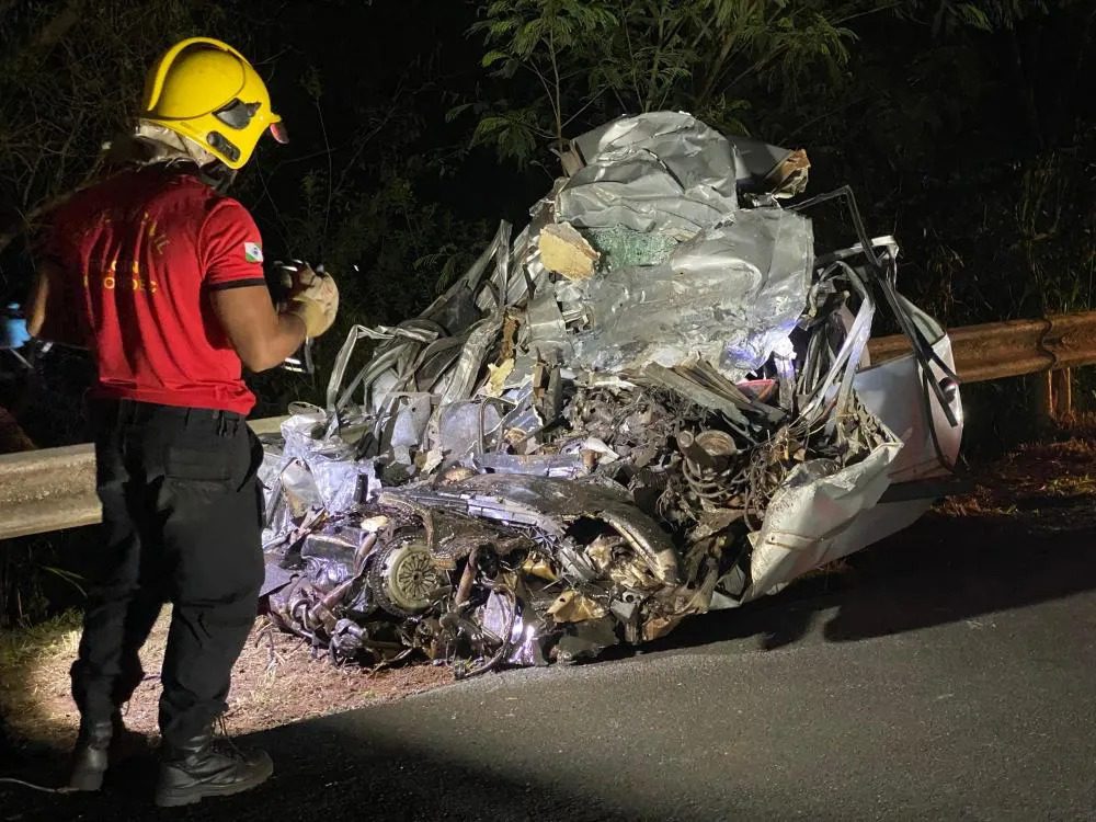 Colisão Fatal: acidente entre um carro e carreta deixa uma pessoa morta no Paraná