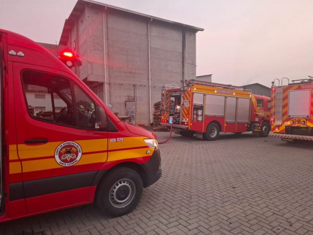 Incêndio em frigorífico mobiliza Corpo de Bombeiros em Canoinhas