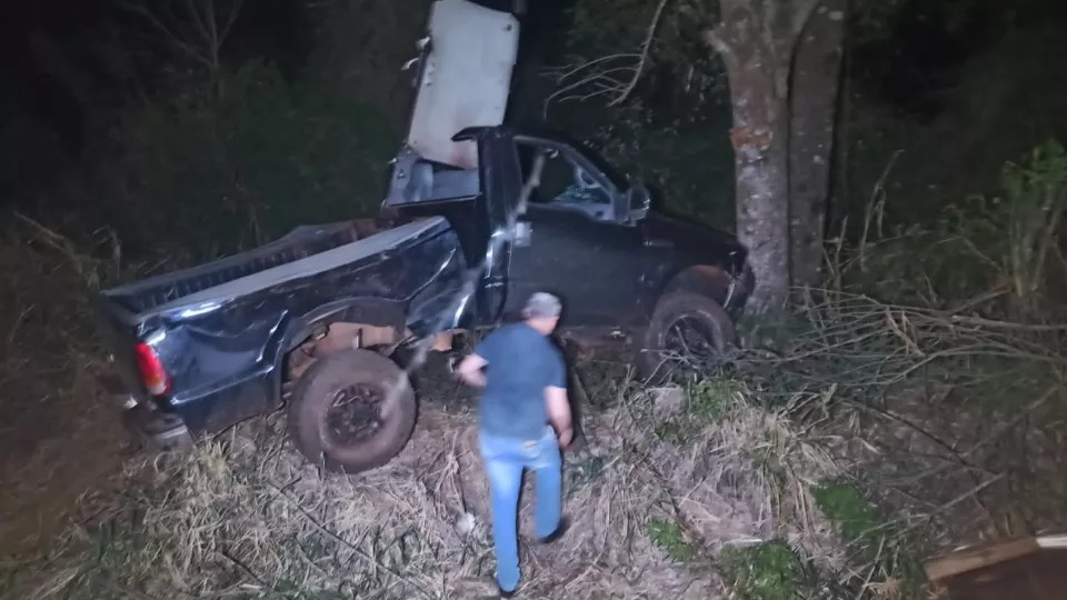 Motorista fica preso nas ferragens após acidente em rodovia do Paraná